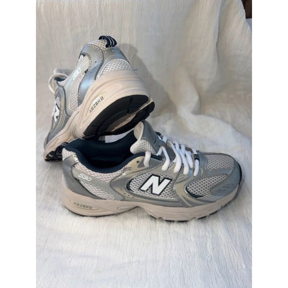 New Balance 530 Metallic Silver White Sneakers Women's Size 5.5 (4Y Kids)